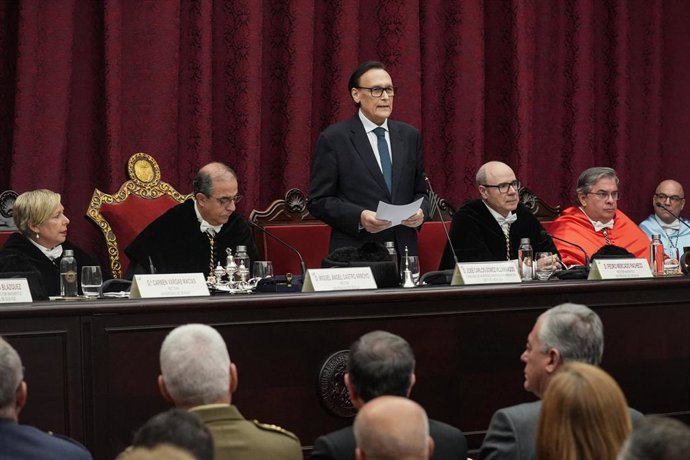 El consejero de Universidad, Investigación e Innovación de la Junta de Andalucía, José Carlos Gómez Villamando, durante  la toma posesión de la rectora de la US, Carmen Vargas. A 12 de diciembre de 2025, en Sevilla (Andalucía, España). 