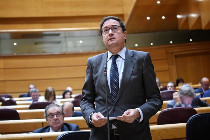 Archivo - El ministro para la Transformación Digital y de la Función Pública, Óscar López, interviene durante una sesión de control al Gobierno en la Cámara Alta, a 21 de octubre de 2022, en Madrid (España). 