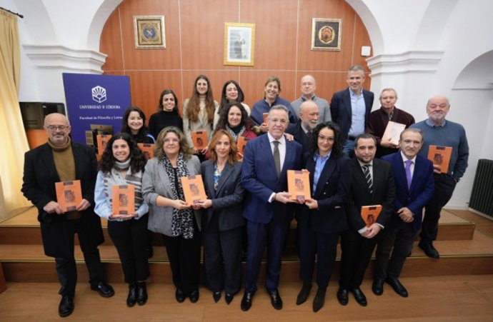 Autoridades, compañeros y algunos de los autores que han participado en el libro homenaje al profesor Juan de Dios Torralbo.