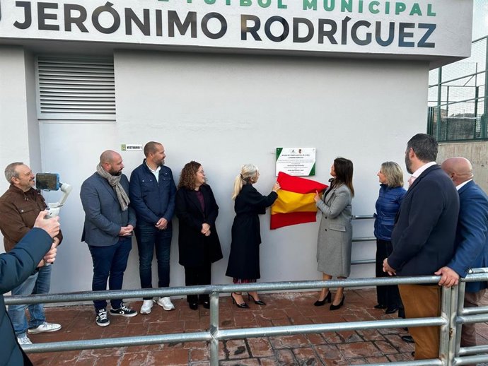 La consejera de Cultura y Deporte de la Junta de Andalucía, Patricia del Pozo, descubre la placa conmemorativa tras la reinauguración del campo de fútbol municipal Jerónimo Rodríguez de Benahadux (Almería).
