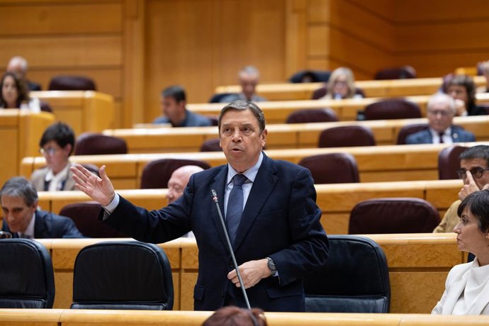 El ministro de Agricultura, Pesca y Alimentación, Luis Planas, interviene durante una sesión plenaria en el Senado, a 2 de diciembre de 2025, en Madrid (España). En una nueva sesión de control al Gobierno, el Senado además ha estado marcado por la aprobac