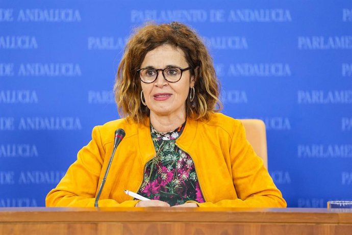 La portavoz adjunta del Grupo Por Andalucía, Esperanza Gómez, durante la ronda de ruedas de prensa de portavoces de los grupos parlamentarios en el Parlamento de Andalucía, a 16 de diciembre de 2025 en Sevilla (Andalucía, España). Los portavoces de los gr