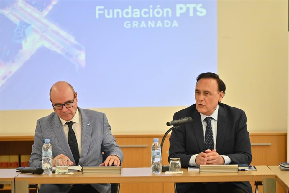 Archivo - El rector de la UGR, Pedro Mercado, y el consejero de Universidad, José Carlos Gómez Villamandos, en imagen de archivo
