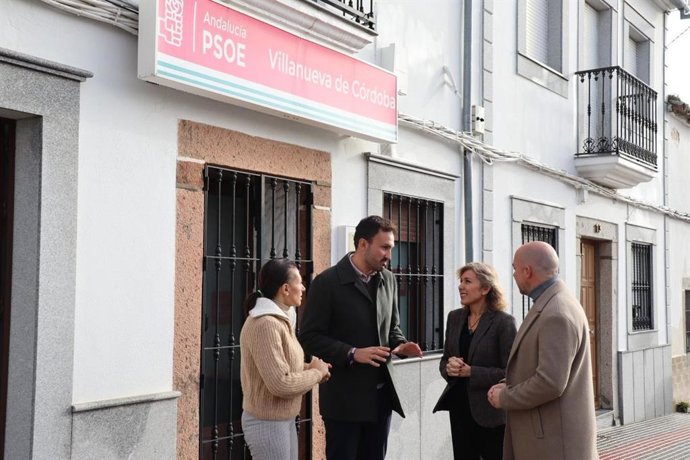 La parlamentaria andaluza del PSOE por Córdoba Ana Romero (centro), junto con el alcalde de Villanueva de Córdoba, Isaac Reyes (segundo por la izda.), y el diputado provincial socialista Rafa Villarreal (dcha.).