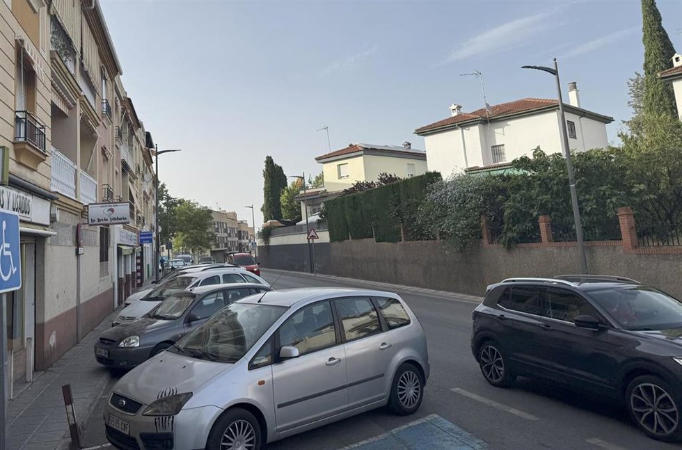 Archivo - Coches en Gójar, en imagen de archivo