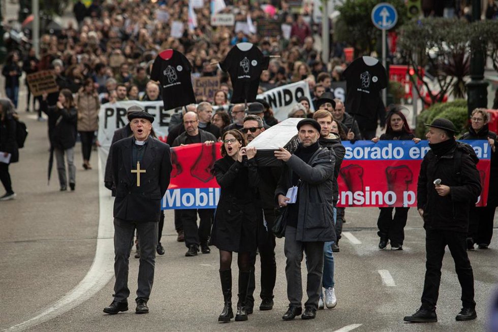 Manifestación de profesores de educación pública en Vigo, en demanda de mejoras como aumento de personal o disminución de ratios, en el marco de la huelga de 48 horas impulsada por CIG y STEG en Galicia.