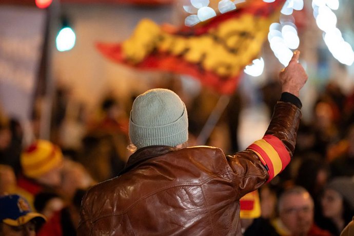 Archivo - Arxiu - Una home envoltat de banderes espanyoles a Ferraz en una convocatòria promoguda per Revuelta. 