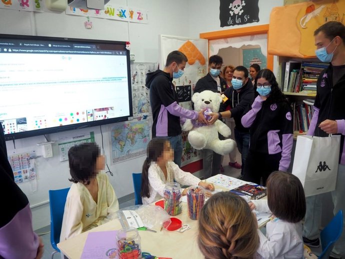 Los jugadores del Real Valladolid visitan a niños hospitalizados en el Clínico Universitario de Valladolid.