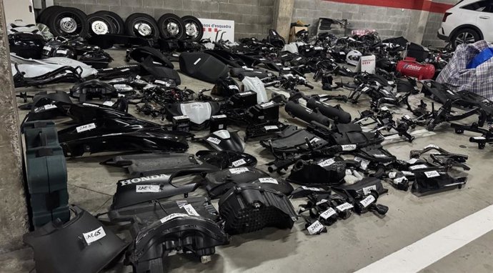 Piezas de motos halladas por los Mossos d'Esquadra en un garaje de Manresa (Barcelona)