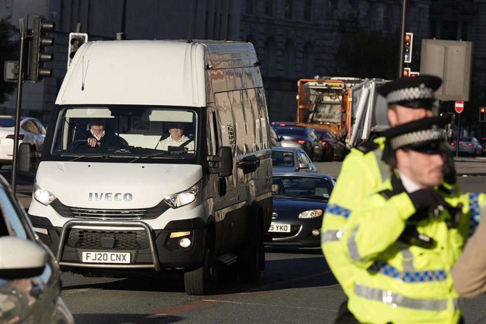 Imagen de archivo del vehículo penitenciario en el que el autor del atropello múltiple de mayo en Liverpool, Paul Doyle, llega a un tribunal británico