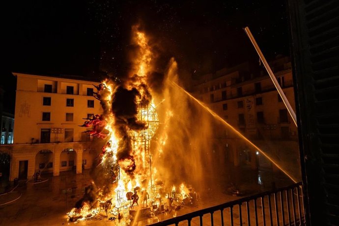 Archivo - 'Cremà' de la hoguera oficial en la plaza del Ayuntamiento de Alicante en una imagen de archivo