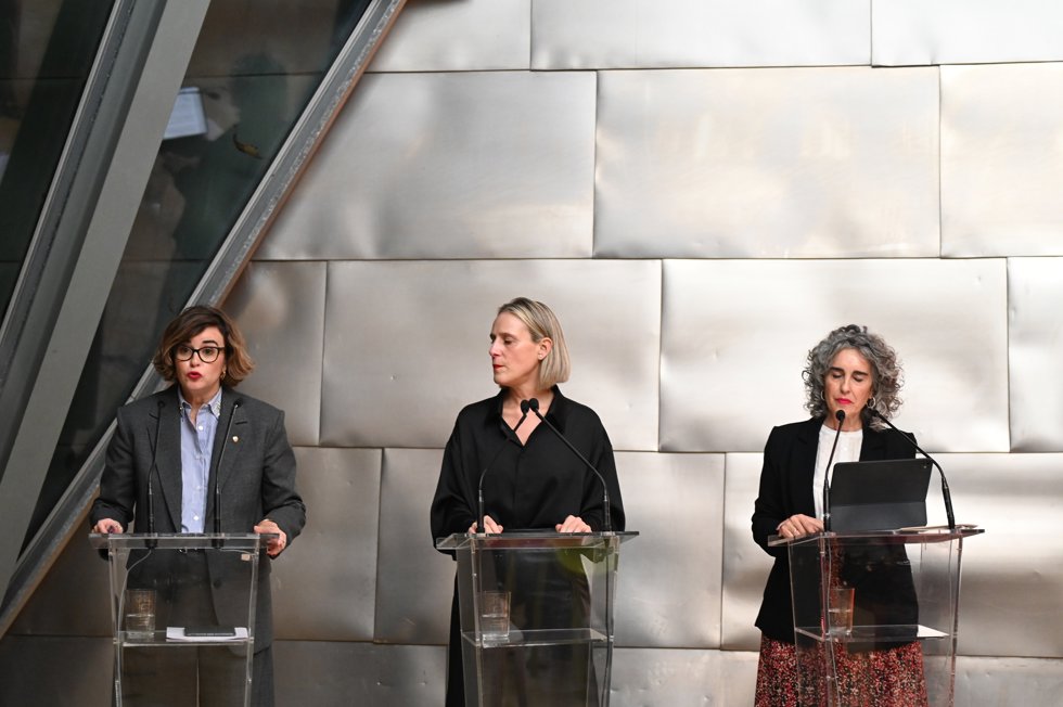 (I-D) La diputada general de Bizkaia, Elixabete Etxanobe; la directora general del Museo Guggenheim Bilbao, Miren Arzalluz y la vicelehendakari primera y consejera de Cultura y Política Lingüística, Ibone Bengoetxea, comparecen ante los medios tras la 