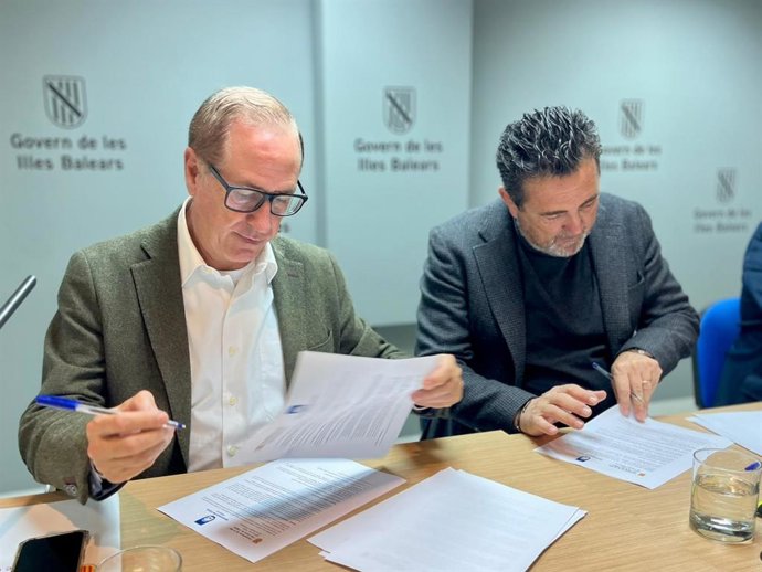 El conseller del Mar y el Ciclo del Agua, Juan Manuel Lafuente, y el alcalde de Calvià, Juan Antonio Amengual, en la firma del convenio para el suministro de agua por parte de Abaqua.