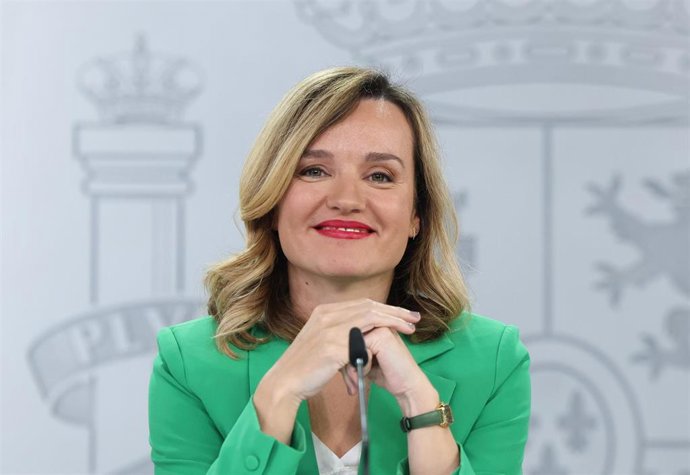 La ministra de Educación, Formación Profesional y Deportes y portavoz del Gobierno, Pilar Alegría, durante una rueda de prensa posterior  a la reunión del Consejo de Ministros, en el Palacio de la Moncloa, a 16 de diciembre de 2025, en Madrid (España). 