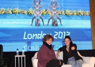 Andrea Fuentes junto a la periodista Olga Viza durante  la VII Jornada "Comunicación, Mujer y Deporte" impulsada por #EllaSonDeAquí