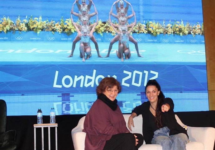 Andrea Fuentes junto a la periodista Olga Viza durante  la VII Jornada "Comunicación, Mujer y Deporte" impulsada por #EllaSonDeAquí