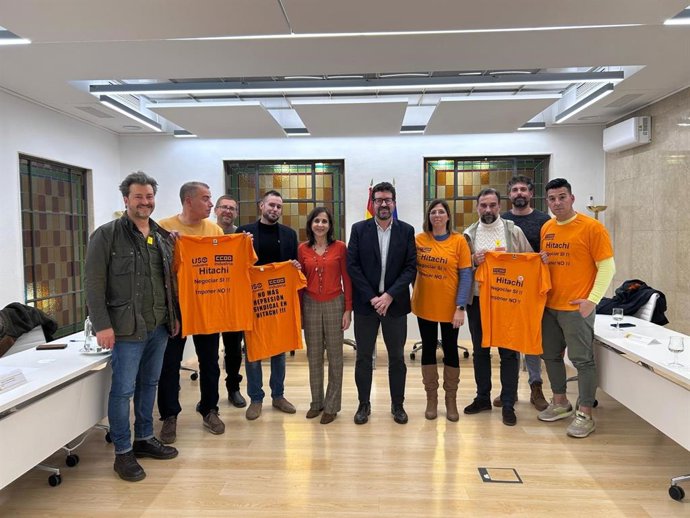 Representantes del comité de empresa de Hitachi Energy en su encuentro con el secretario de Estado de Trabajo, Joaquín Pérez Rey.