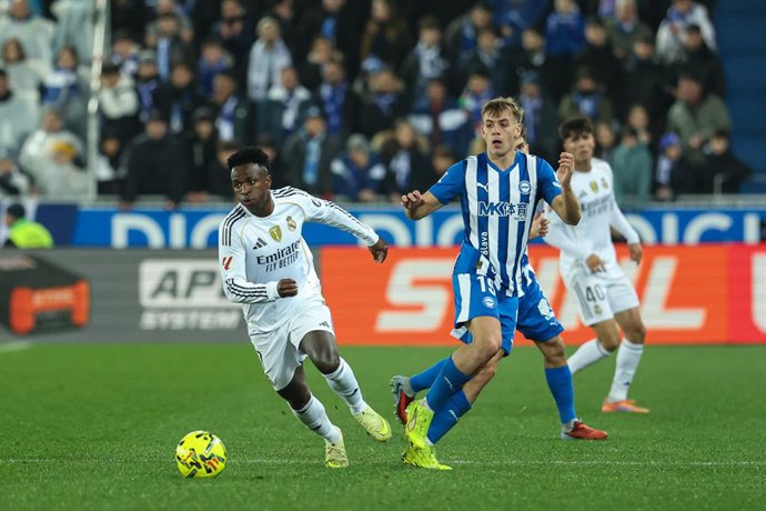 Vinicius Junior of Real Madrid CF and Pablo Ibanez of Deportivo Alaves in action during the Spanish League, LaLiga EA Sports, football match played between Deportivo Alaves and Real Madrid at Mendizorroza Stadium on December 14, 2025, in Vitoria, Spain.