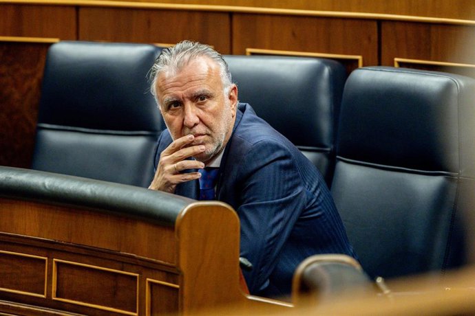 El ministro de Política Territorial y Memoria Democrática, Ángel Víctor Torres, durante una sesión plenaria en el Congreso, a 11 de diciembre de 2025, en Madrid (España).