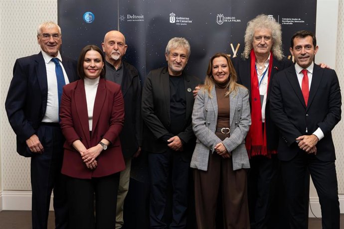 Hintze (i); Migdalia Machín (2i); Garik Israelian (c); Rosa Dávila (3d); Brian May (2d); y Juan José Martínez Díaz (d); durante la presentación oficial de Starmus VIII, que se celebrará en Tenerife y La Palma en octubre.