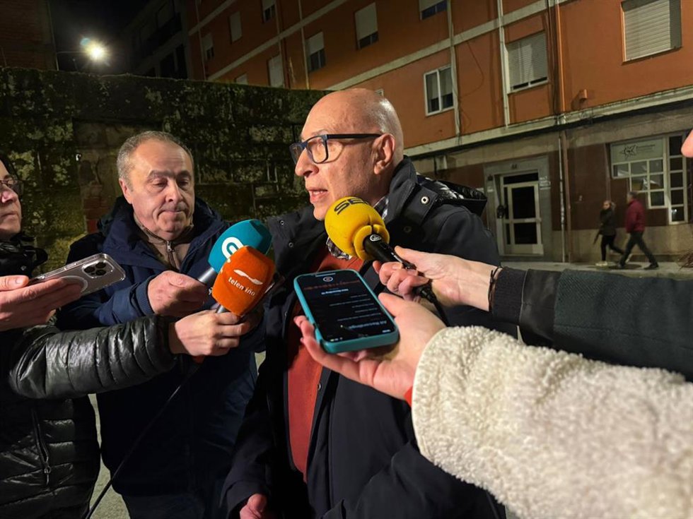 El alcalde de Barbadás, Xosé Carlos Valcárcel, frente a la sede provincial del PSdeG en Ourense