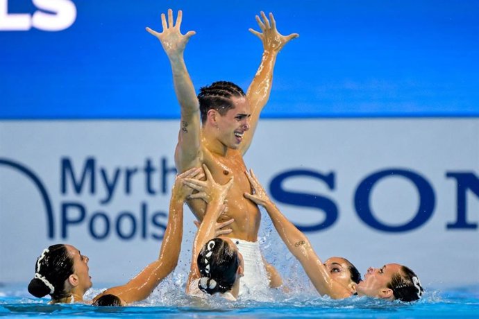 La APDC premia a Dennis González por ser el primer hombre en colgarse una medalla en el Mundial de rutina libre