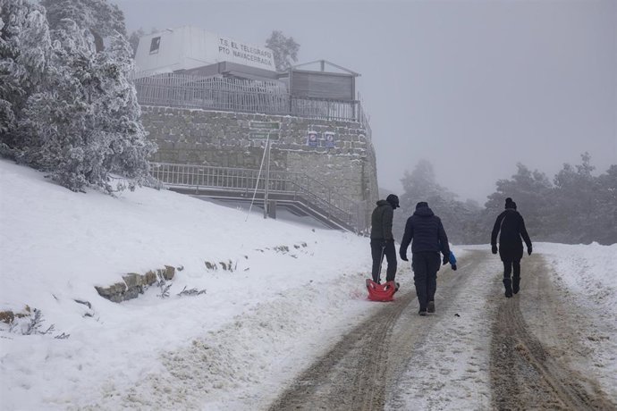 Archivo - Varias personas arrastran un trineo en el Puerto de Navacerrada, a 19 de enero de 2023, en Navacerrada, Madrid (España).