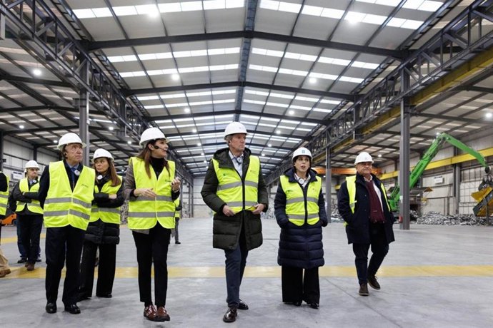 El presidente de la Xunta, Alfonso Rueda, acompañado de la conselleira de Economía e Industria, María Jesús Lorenzana, visita la nueva planta de Cortizo.