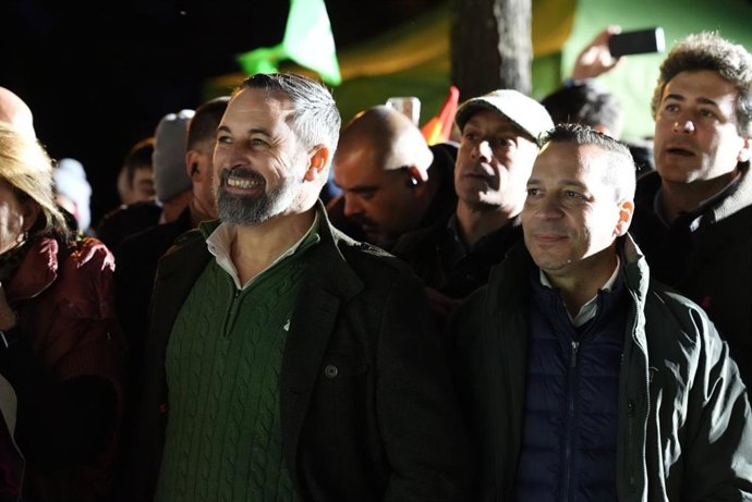 El presidente de Vox, Santiago Abascal, y el candidato a la Presidencia de la Junta de Extremadura, Óscar Fernández Calle, en un acto de campaña en Mérida