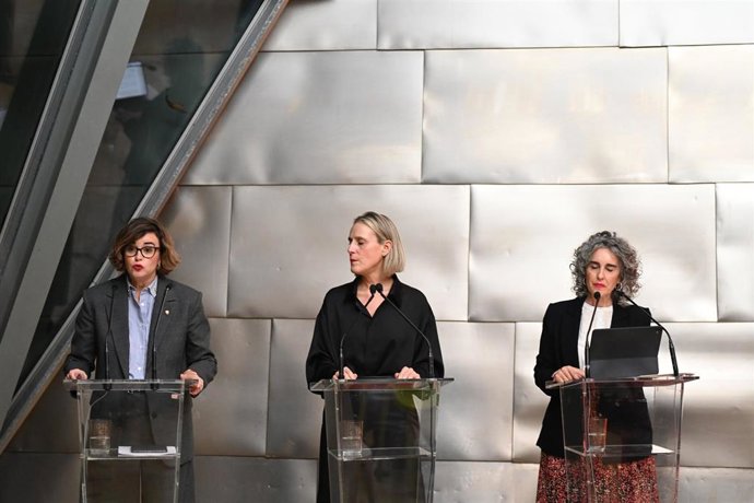 (I-D) La diputada general de Bizkaia, Elixabete Etxanobe; la directora general del Museo Guggenheim Bilbao, Miren Arzalluz y la vicelehendakari primera y consejera de Cultura y Política Lingüística, Ibone Bengoetxea,  en el Museo Guggenheim Bilbao