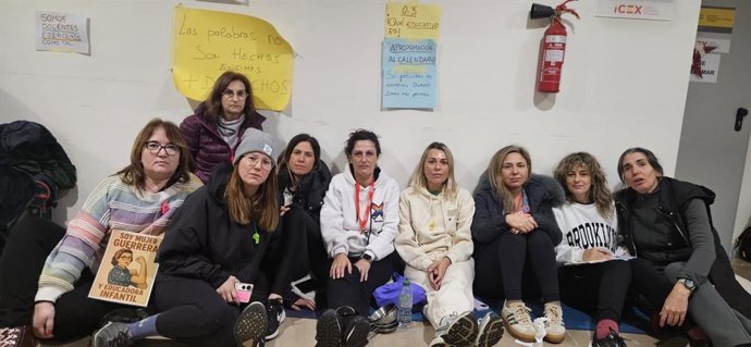 Educadoras encerradas en la sede de la Consejería