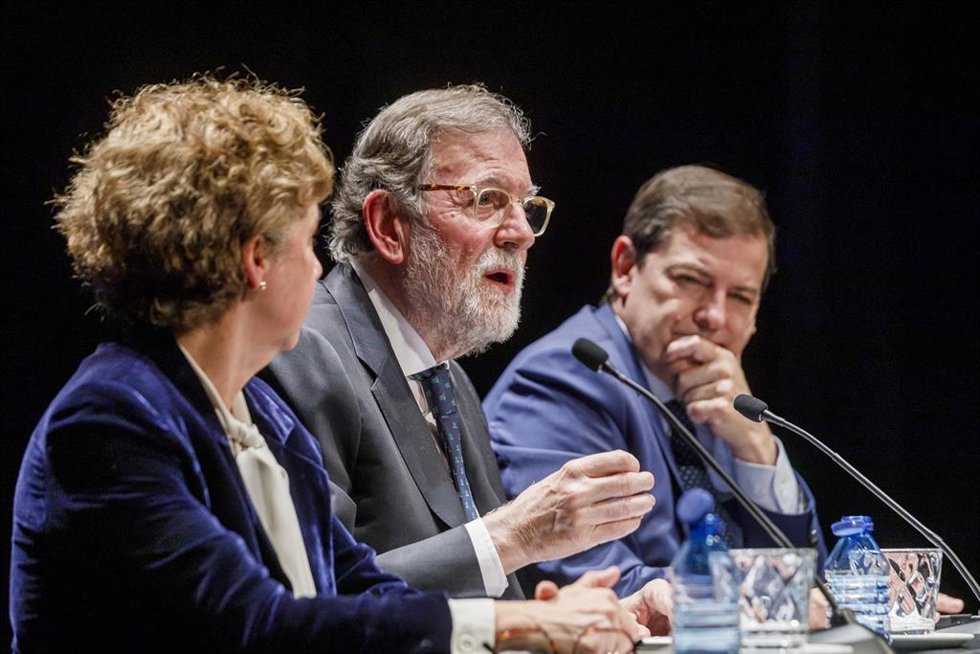 (I-D) La moderadora de la presentación y directora de El Adelantado, Teresa Herránz; el expresidente del Gobierno, Mariano Rajoy y el presidente de la Junta, Alfonso Fernández Mañueco, participan en el acto de presentación del libro 'El arte de gobernar
