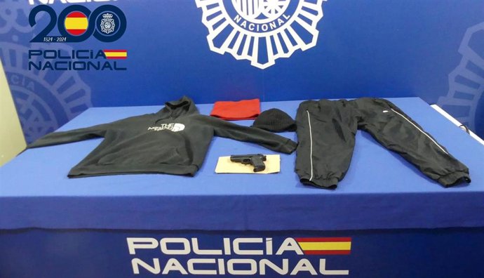 Prendas y armas requisadas al detenido por varios robos en Salamanca.