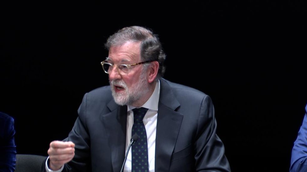 Rajoy llama en Segovia a "dignificar la política" y "darse cuenta de cuándo sobr