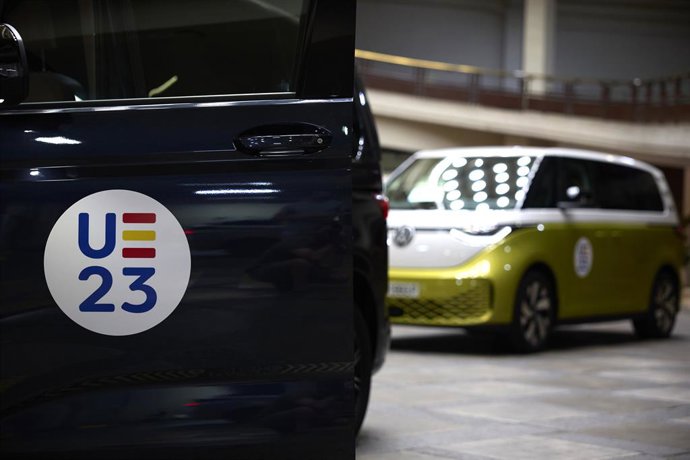 Archivo - Vehículos Comerciales de Volkswagen con el logo de la Presidencia española del Consejo de la UE.