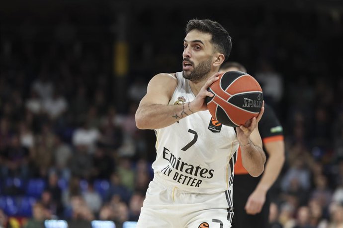 Archivo - Facu Campazzo of Real Madrid in action during the EuroLeague Regular Season Round 9 match played between FC Barcelona and Real Madrid at Palau Blaugrana on November 07, 2025 in Barcelona, Spain.
