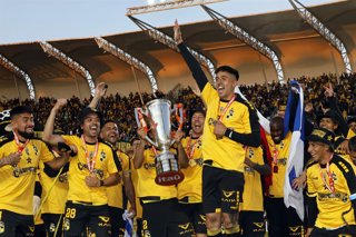 Futbol, Coquimbo Unido vs Union La Calera. Fecha 26, Liga de Primera 2025. Los jugadores de Coquimbo Unido celebran con la Copa de Campeon tras el partido de primera division contra Union La Calera disputado en el estadio Francisco Sanchez Rumoroso de
