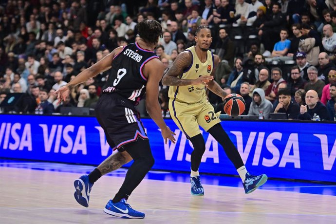 16 de dezembro de 2025, Paris, França: WILL CLYBURN (21 - Barcelona) e LAMAR STEVENS (9 - Paris Basket) durante a partida da Euroliga entre Paris Basketball e FC Barcelona na Adidas Arena em 16 de dezembro de 2025 em Paris, França.