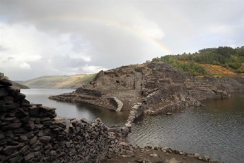 Archivo - Bajo nivel de agua en el embalse de Belesar, 7 de noviembre de 2025, en Belesar, Lugo, Galicia (España).