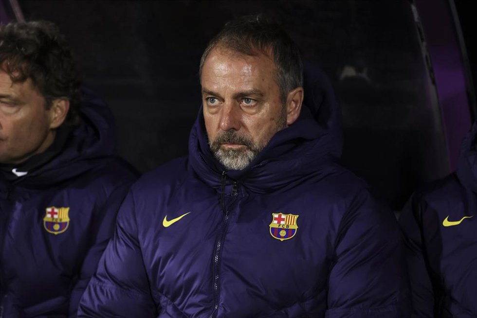 El entrenador del FC Barcelona, Hansi Flick, en el banquillo del Pedro Escartín de Guadalajara.