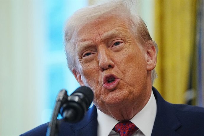 15 de dezembro de 2025, Washington, Distrito de Columbia, EUA: O presidente dos Estados Unidos, Donald J. Trump, anuncia o sucesso de suas políticas de fronteira ao fazer uma declaração antes da entrega da Medalha de Defesa da Fronteira Mexicana no Salão 