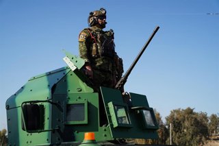 Archivo - Un miembro de la Policía iraquí, en un vehículo militar durante un desfile militar por el "Día de la Victoria", que conmemora el séptimo aniversario de la derrota de Estado Islámico, en Mosul, Irak