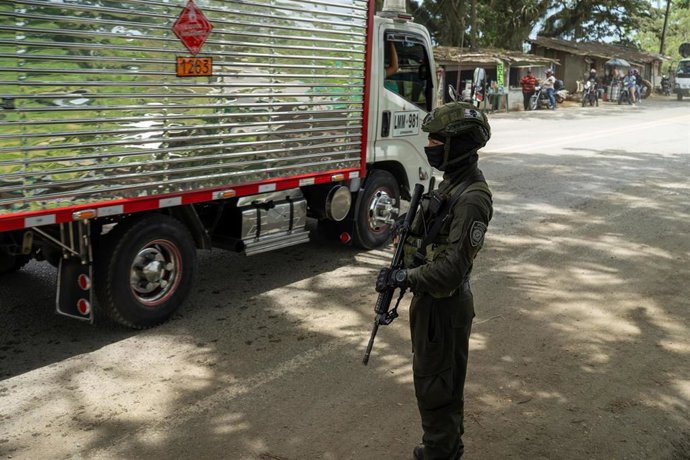 Archivo - Militar colombiano realiza labores de control en un puesto en el Valle del Cauca  