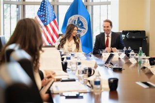 La secretaria y el subsecretario de Seguridad Nacional de EEUU, Kristi Noem y Troy Edgar