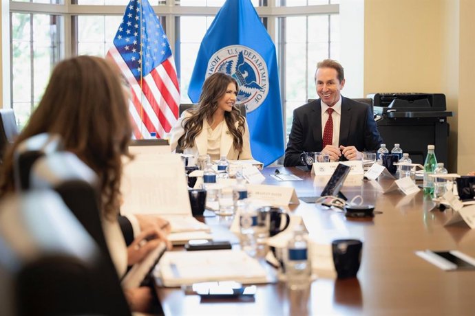 La secretaria y el subsecretario de Seguridad Nacional de EEUU, Kristi Noem y Troy Edgar