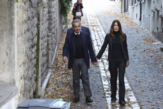 Archivo - 21 de outubro de 2025, Paris, França, França: Comício em apoio a Nicolas Sarkozy perto de sua casa no 16º arrondissement de Paris nesta terça-feira, 21 de outubro de 2025, antes de sua detenção na prisão de La Sante - Nicolas Sarkozy e Carl