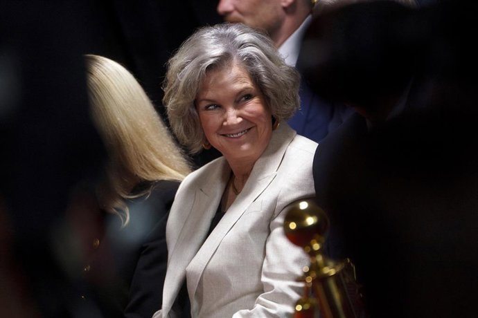 Archivo - August 13, 2025, Washington, District Of Columbia, USA: White House Chief of Staff Susie Wiles looks on as United States President Donald J Trump makes remarks at an event at the John F. Kennedy Center for the Performing Arts, Washington, DC, US