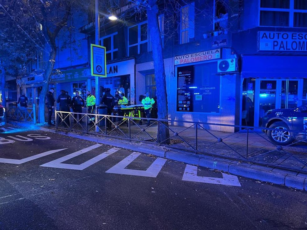 Policía y personal de Emergencias en el lugar de la muerte por heridas de arma blanca de una mujer en Madrid