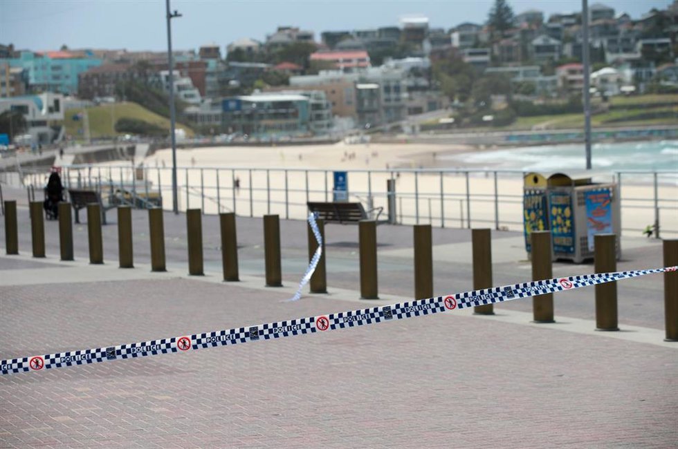 Una zona peatonal adyacente a la playa de Bondi está acordonada en Sídney, Australia