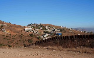 Archivo - August 18, 2025, San Diego, Ca, United States: The US - Mexico border wall looking toward Tijuana, August 18, 2025 near San Diego, California.